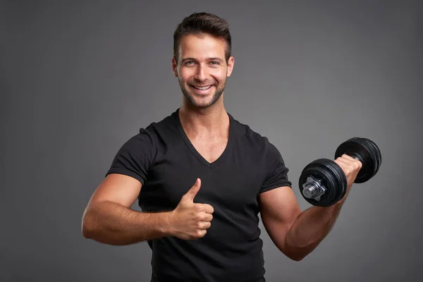 Hombre joven levantando peso — Foto de Stock